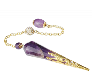 Pendule appartenant à une voyante. La pierre de forme ovoïde est de couleur violette et la chaîne de couleur dorée.